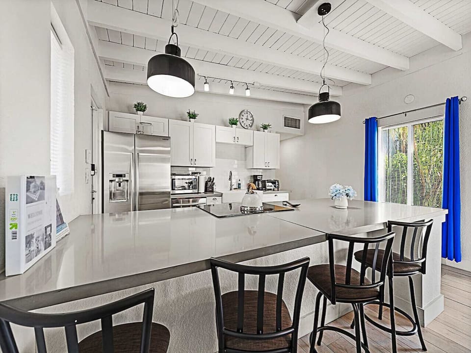 Modern Kitchen: Equipped with an overhanging breakfast bar and sleek fixtures. A stylish and efficient layout designed for the contemporary home cook.
