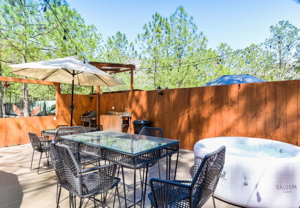 Terraza con jacuzzi, asador y comedor exterior