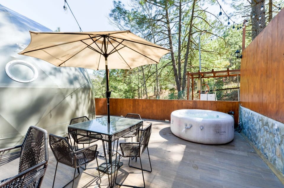 Jacuzzi y comedor exterior privados