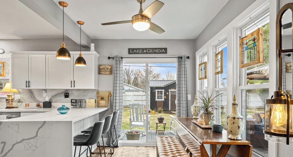 Kitchen with breakfast bar