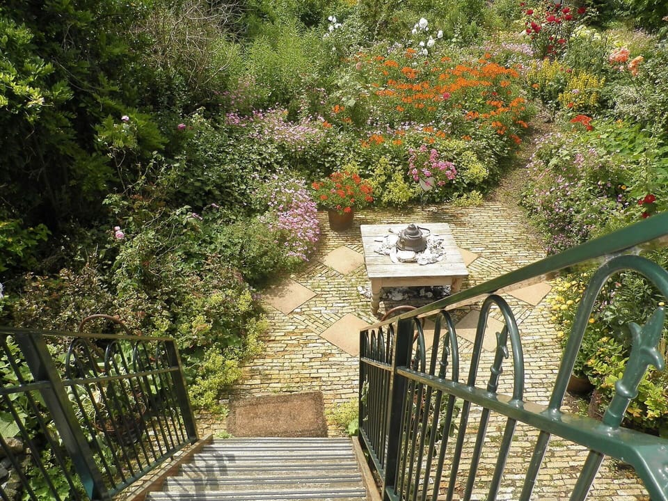 Vegetation, Tree, Garden, Walkway, Leaf, Botany, Stairs, Spring, Plant, House