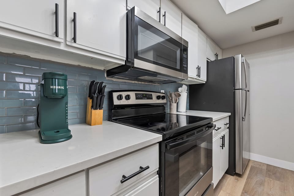Electric stove, fully stocked kitchen with all the basics provided