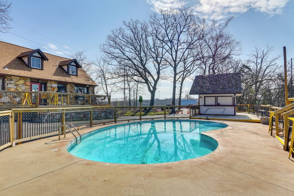 Eagles Nest Motel & Lounge Amenities | Heated Pool
