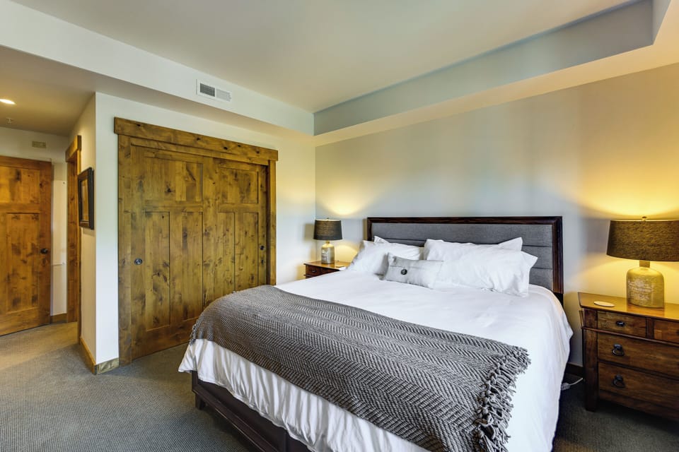 Bedroom 1 | King Bed