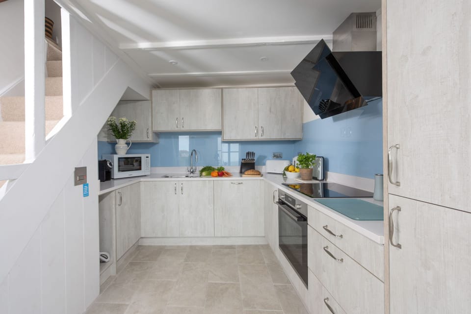 Little Northcliffe, Port Isaac: Fully fitted kitchen with oven, convector hob ,fridge/freezer and dishwasher