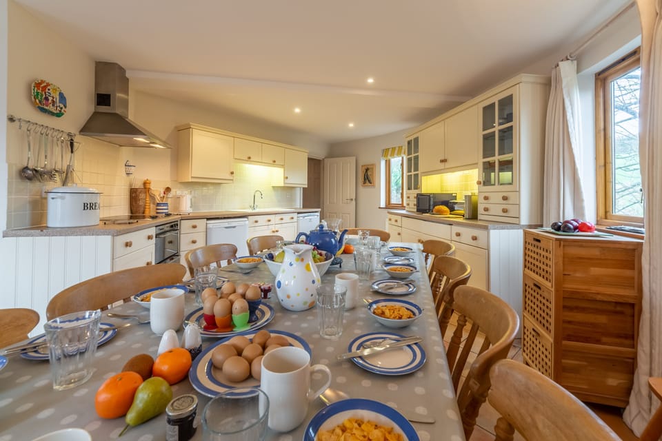 The Little Roundhouse, Polzeath: First floor:  Dining area of kitchen