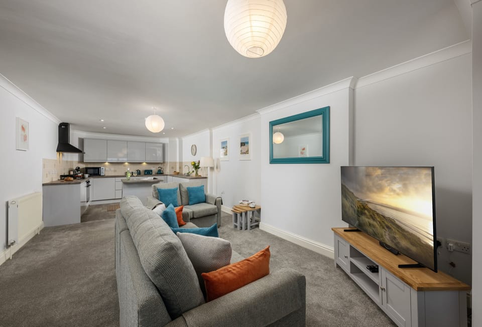 1 Golden Bay, Newquay: Bright and contemporary open-plan kitchen, lounge, and dining area