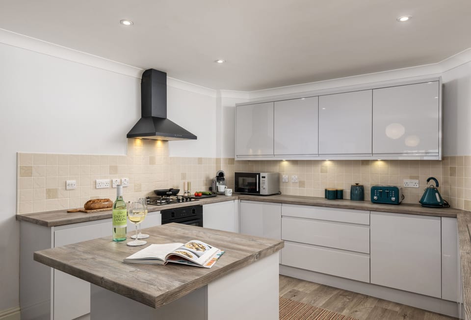 1 Golden Bay, Newquay: Fully equipped kitchen with a central island offering additional storage