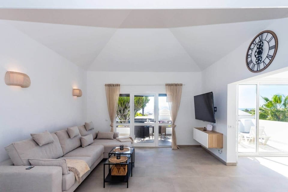 Open-plan living with glass fronts and spectacular views of the Atlantic & Lanzarote.