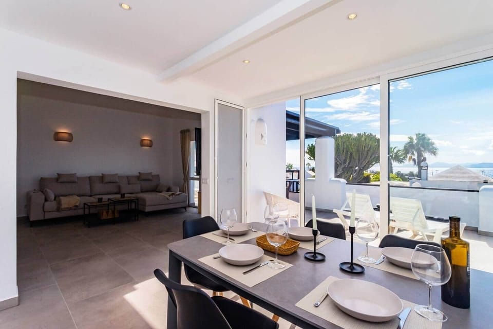 Pure culinary delight: The floor-to-ceiling window front offers a prime seat over the sea.