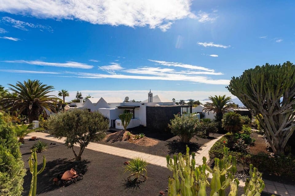 Secluded garden for maximum privacy during your luxury holiday on Lanzarote.