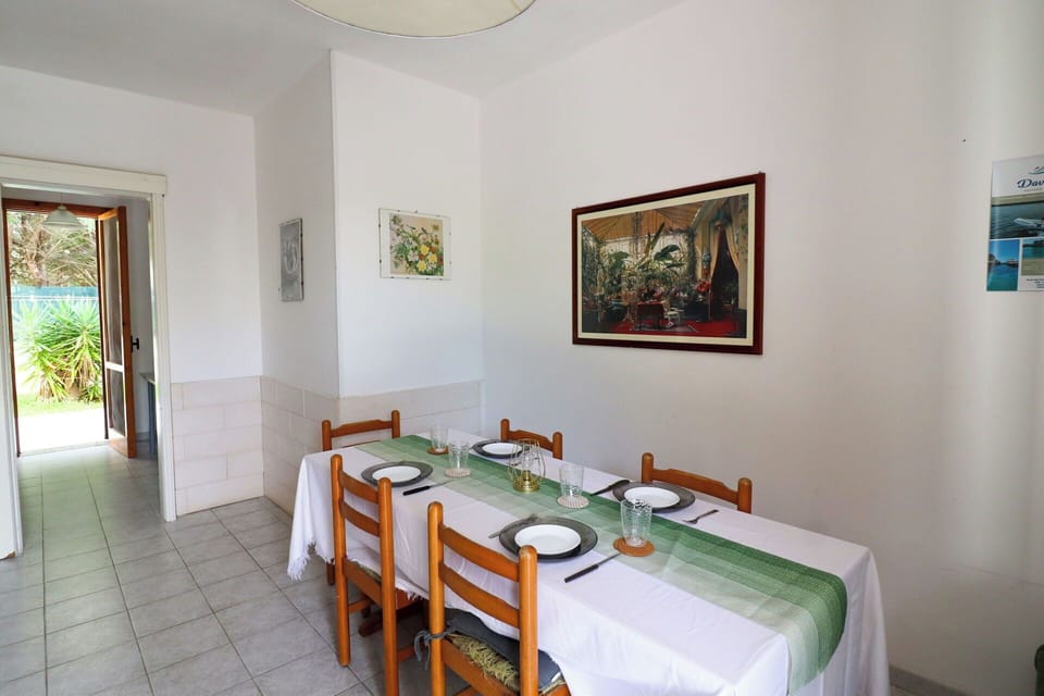 Furniture, Table, Flooring, Kitchen & Dining Room Table, Floor, Interior Design, Dining Room, Chair, Tablecloth, Room