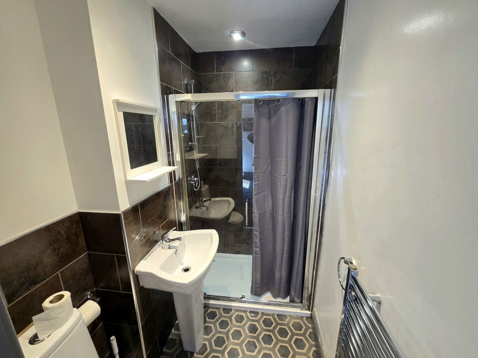 Room 2 Ensuite