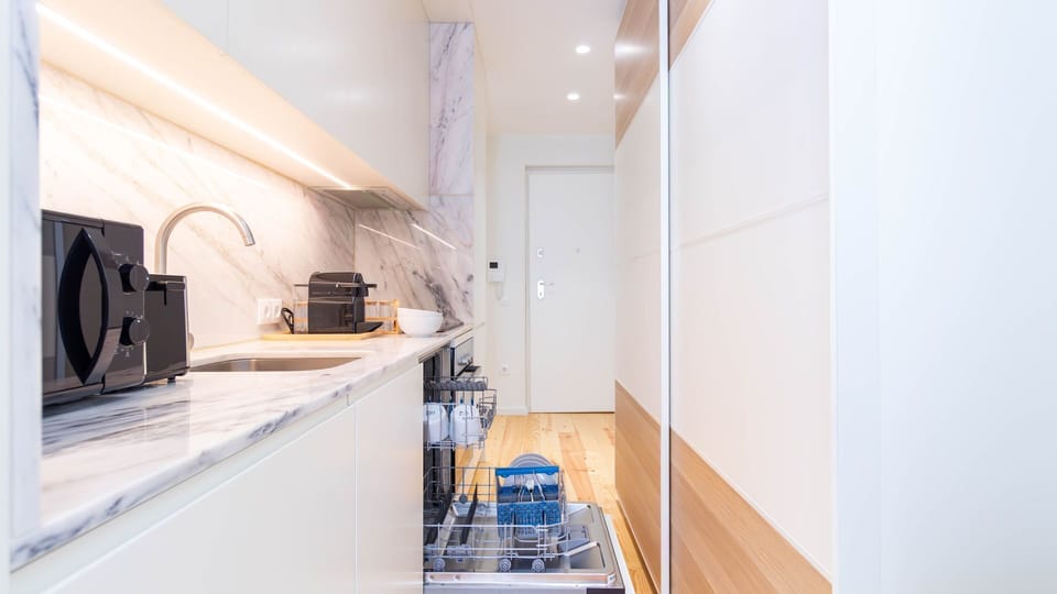 Fully equipped kitchen with dishwasher and essentials #CityLiving #Porto