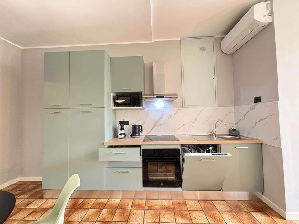 cucina americana completamente attrezzata con lavastoviglie, forno, frigo e freezer, forno a microonde 
