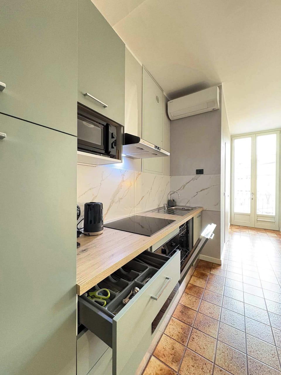 cucina con forno a microonde, tostapane, ampi cassetti