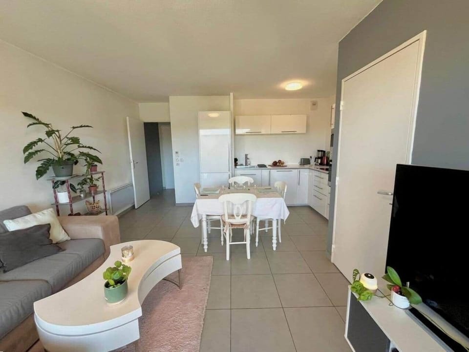 living room, dining table, TV, kitchen