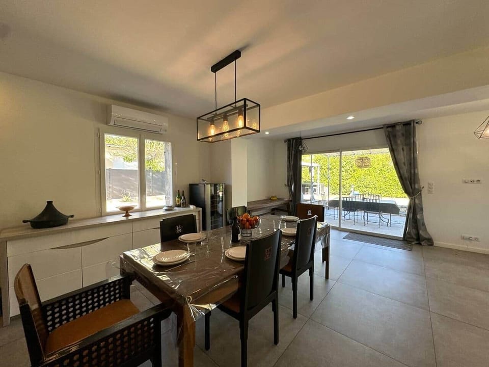 dining table, terrace