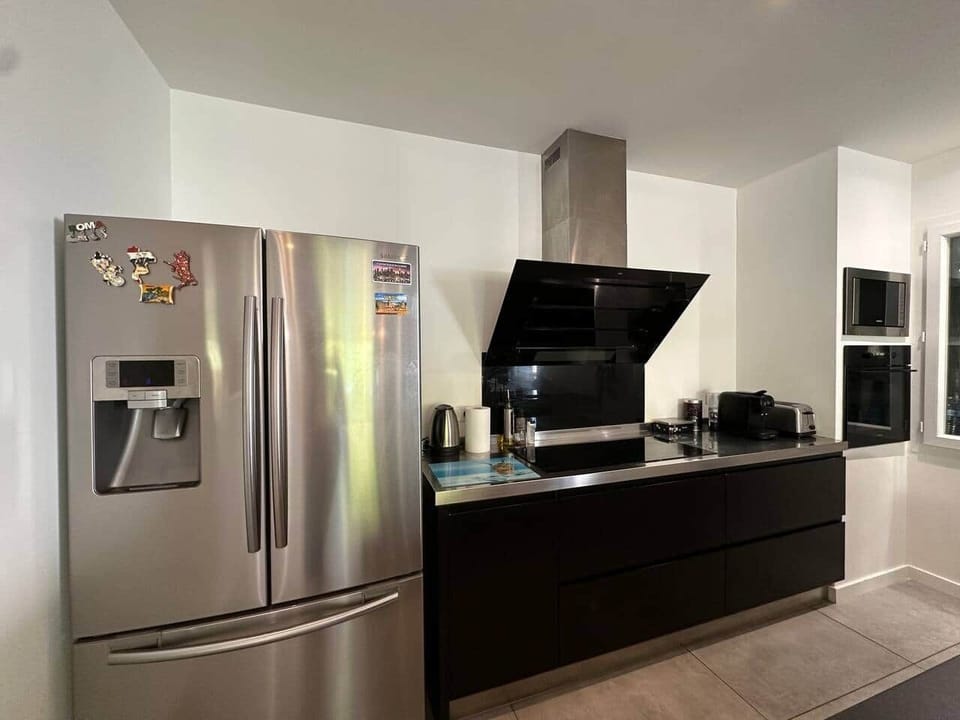 kitchen, fridge, oven, microwave, coffee machine, kettle, toaster