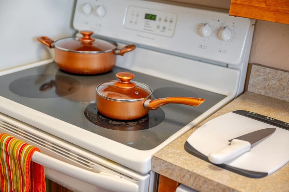 Kitchen : Everything you need is at your fingertips in this high-performance cooking zone.