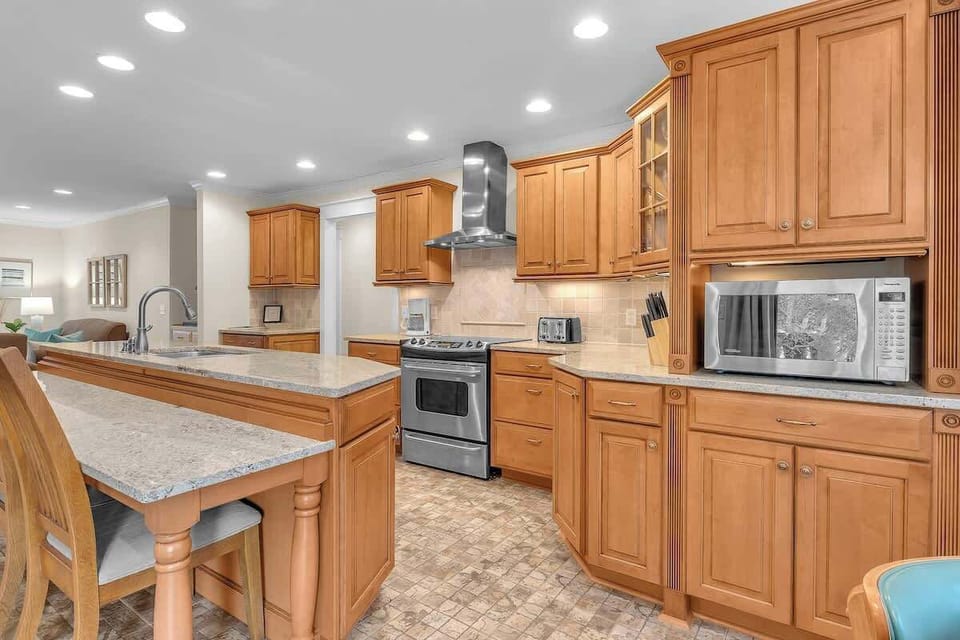 Full gourmet kitchen completely stocked with cookware