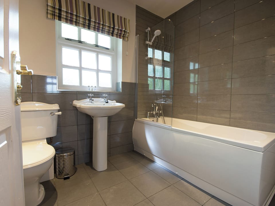 Shower room | Tissington - Darwin Lake, Darwin Lake, near Matlock