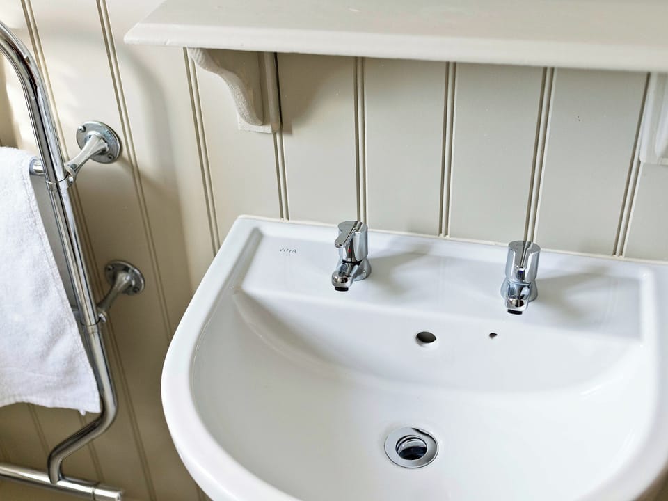 Upstairs bathroom | The Farmhouse - Knockerdown Cottages, Carsington, near Ashbourne