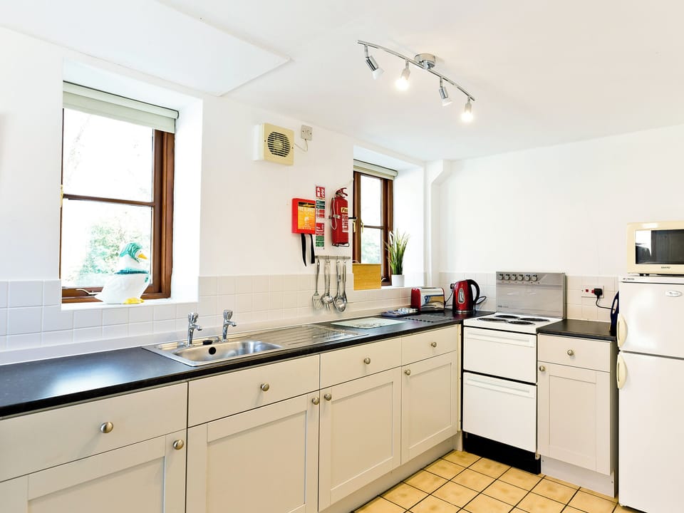 Well equipped kitchen | Longshawe Cottage - Knockerdown Cottages, Carsington, near Ashbourne