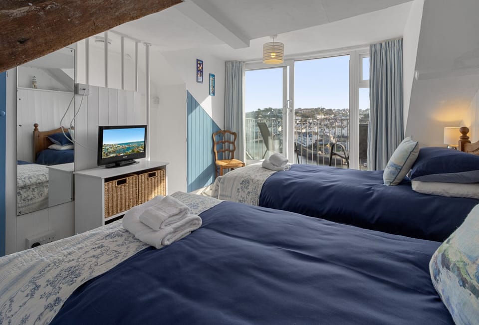 Rock Cottage, Brixham: Twin bedroom with patio doors to a balcony
