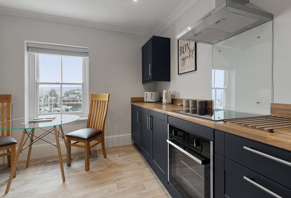 Quayside Marina, Torquay: Well-equipped kitchen