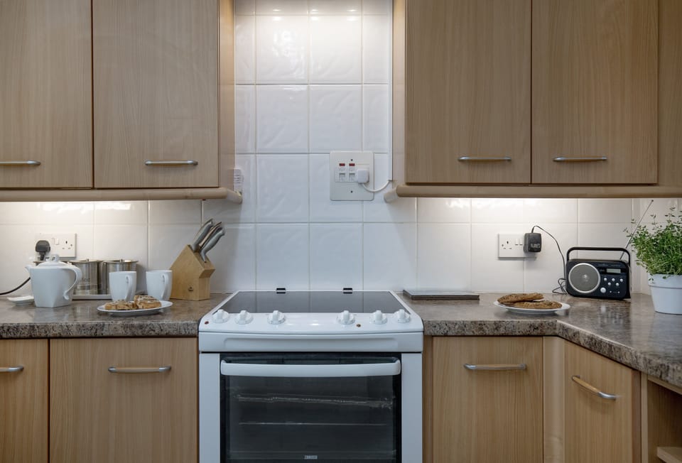 Ocean Side, Brixham: Ocean Side, Brixham: Fully-equipped kitchen  including an oven, hob, microwave, fridge/freezer, dishwasher, and washing machine.
