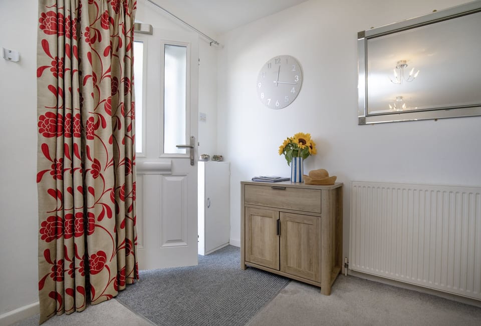 Enjoy a relaxing seaside escape at Ocean Side Apartment, Brixham.