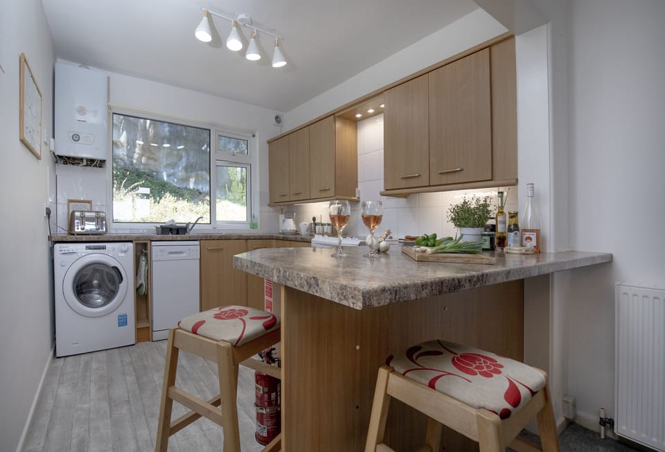 Ocean Side, Brixham: Fully-equipped kitchen