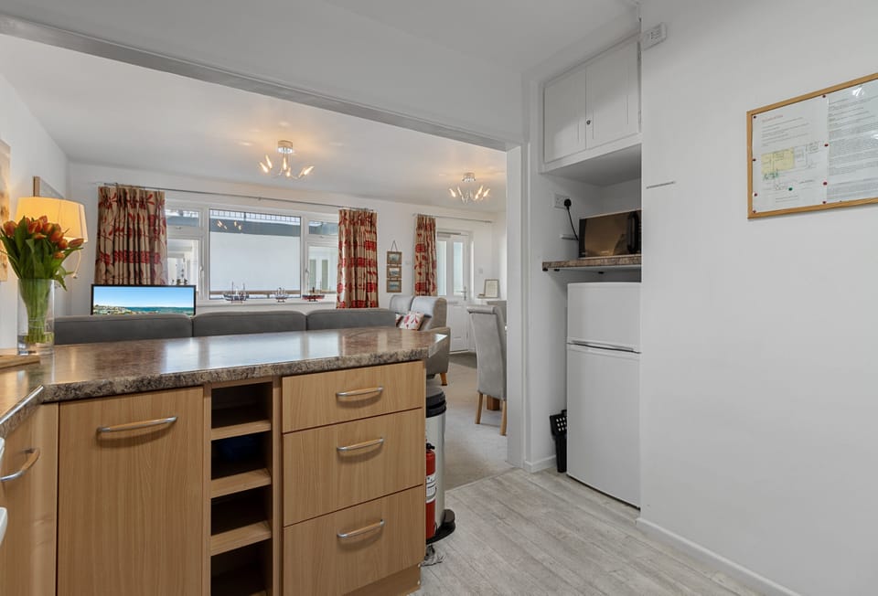 Ocean Side, Brixham: Well-equipped kitchen