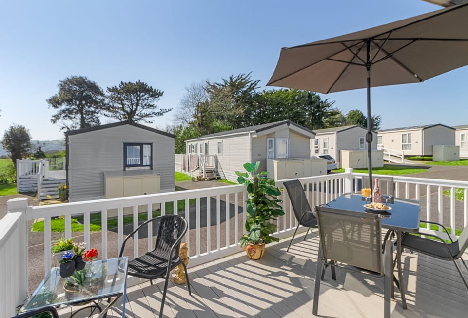 Coastpath Cabin, Landscove: A charming and dog-friendly coastal caravan