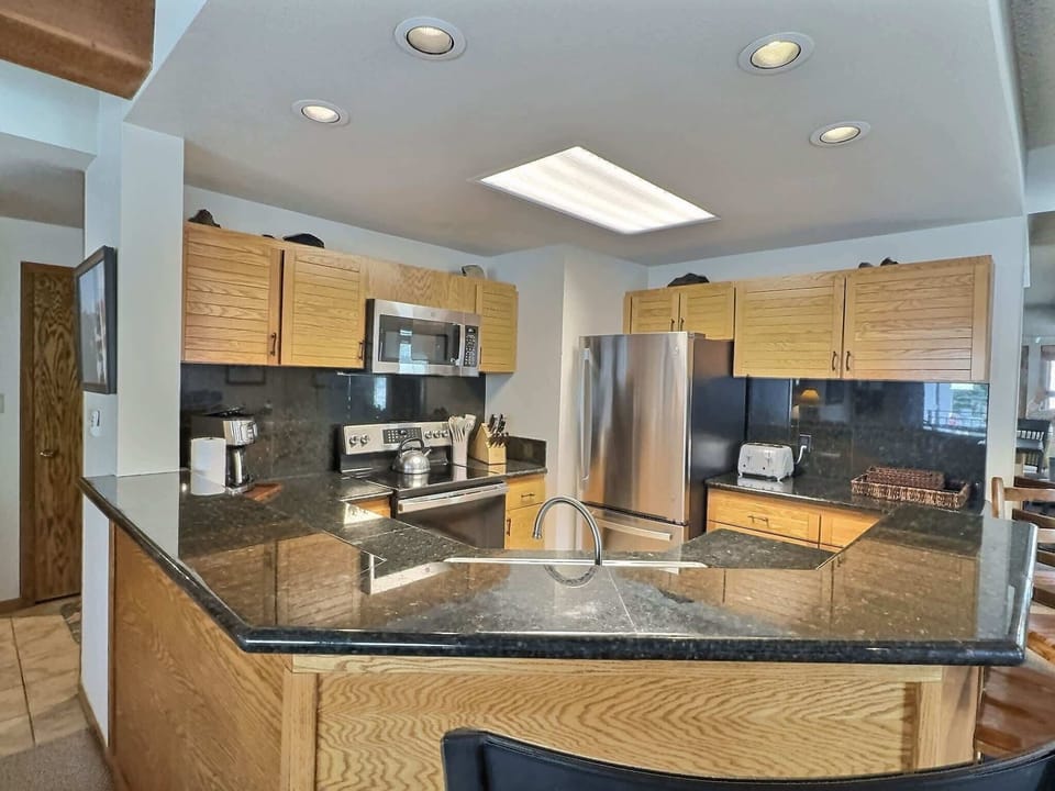 【Kitchen — Bar Seating】Breakfast bar for 4 + full-size appliances