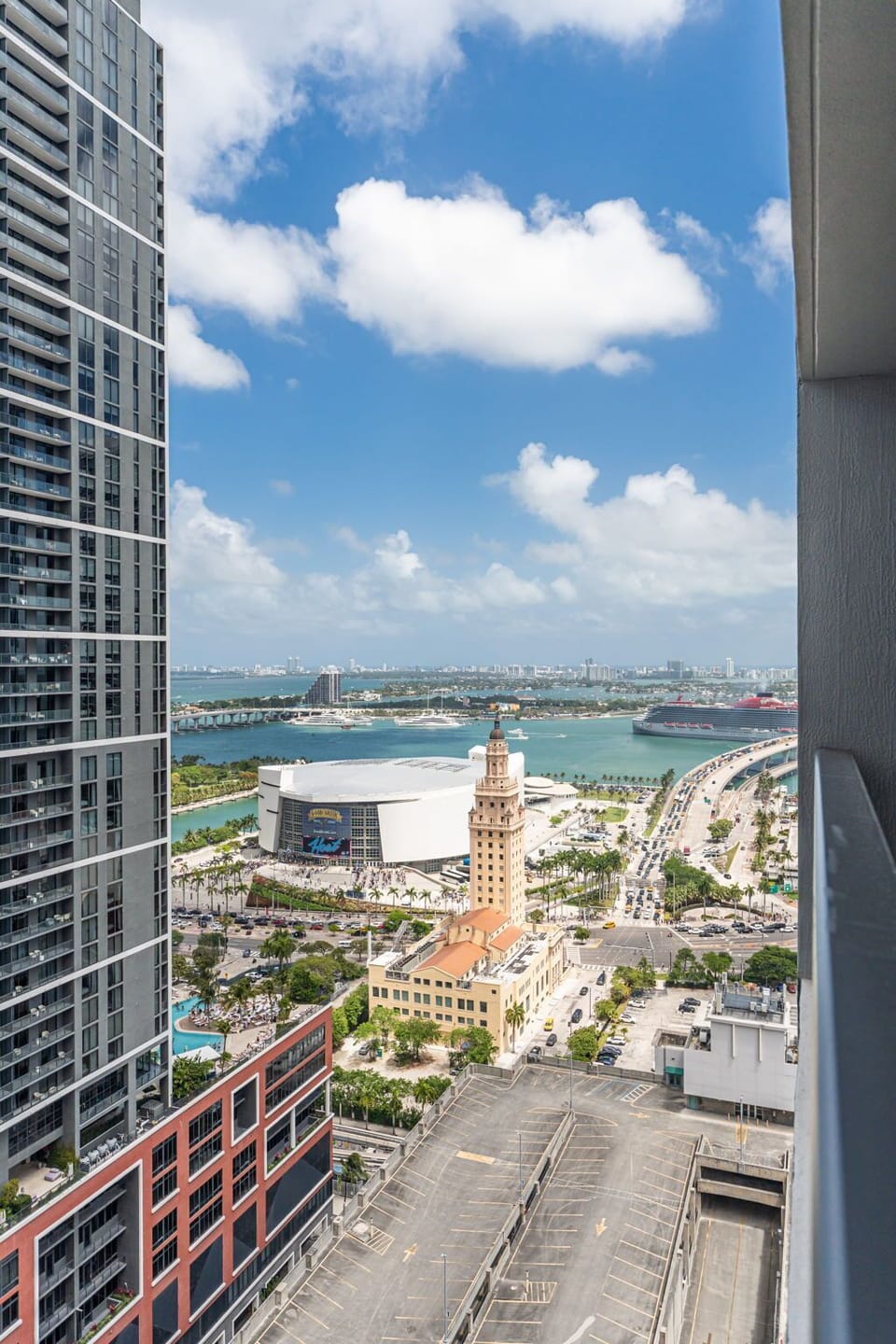 Luxury High-Rise 1BR in Downtown Miami (9241)