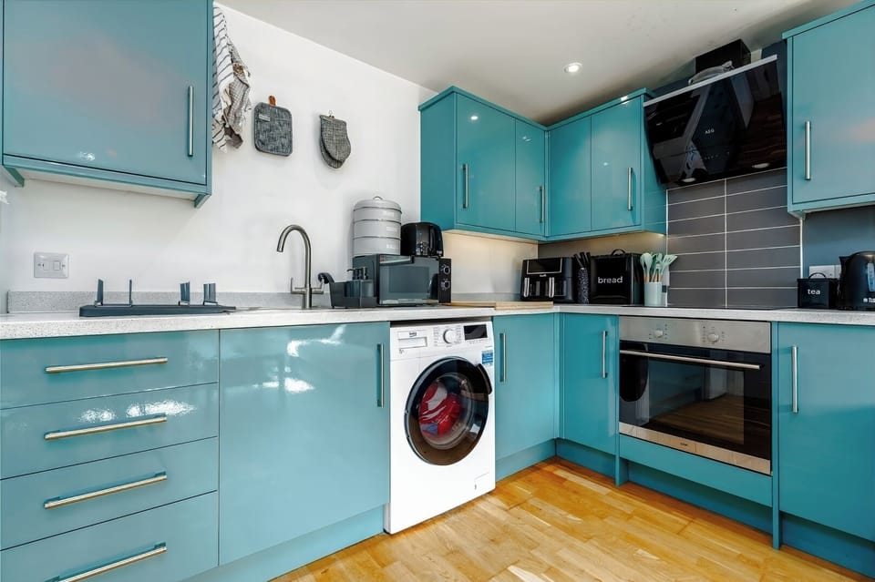 - Modern kitchen with full cooking facilities   - Washing machine and essential appliances   - Perfect for long term Airbnb reservations  