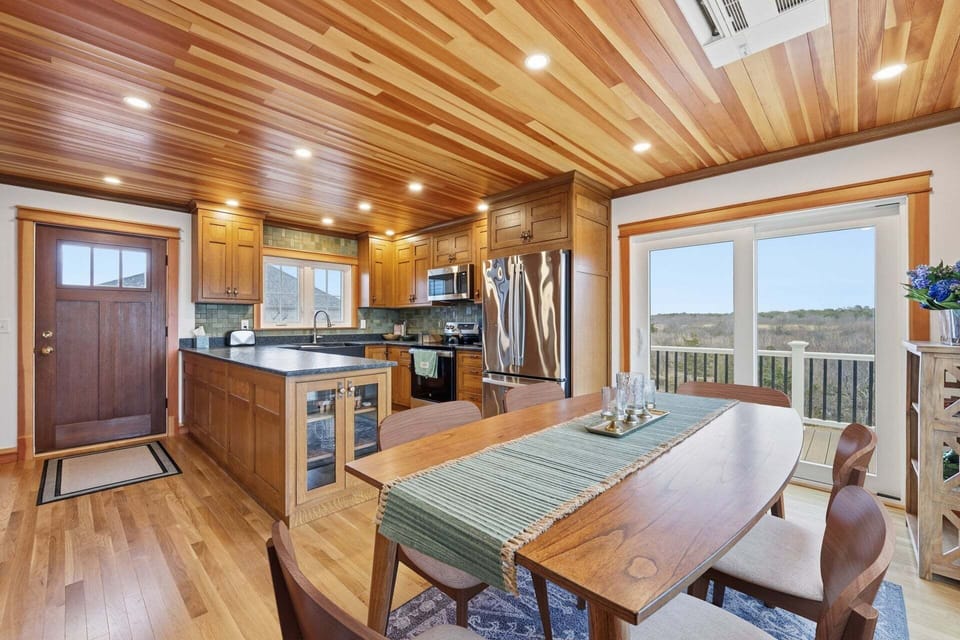 Open kitchen-dining