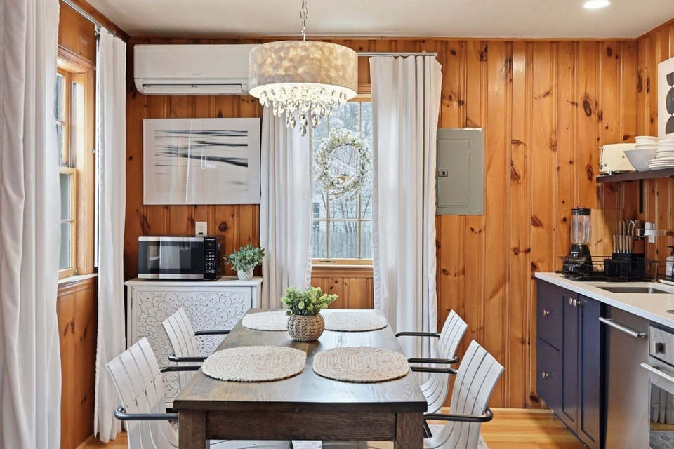 Comfortable, intimate dining