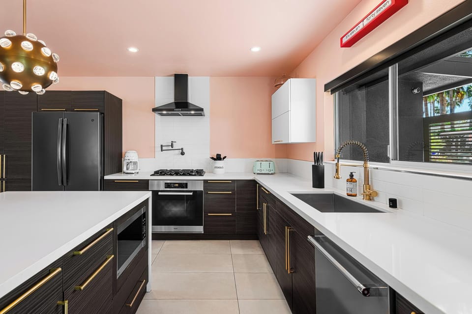 Plenty of space in the kitchen for all the cooks