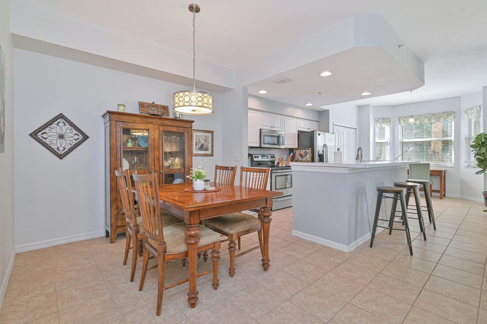 BT2815 - Dining area