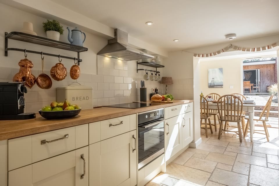 Charnwood Cottage, Burnham Market: Bespoke modern fitted kitchen leading to dining room