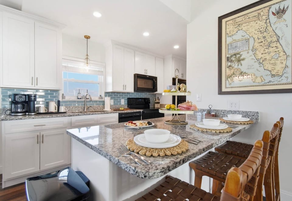 Kitchen with island seeting.
