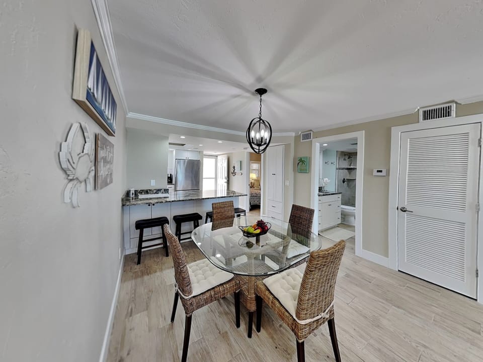 Dining Area - Seating for 4