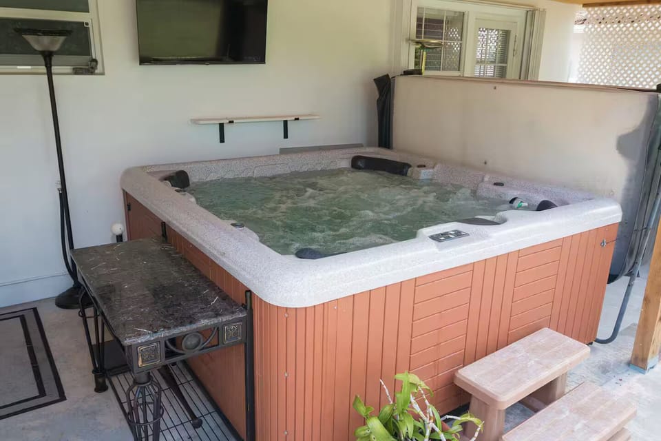 Outdoor spa tub