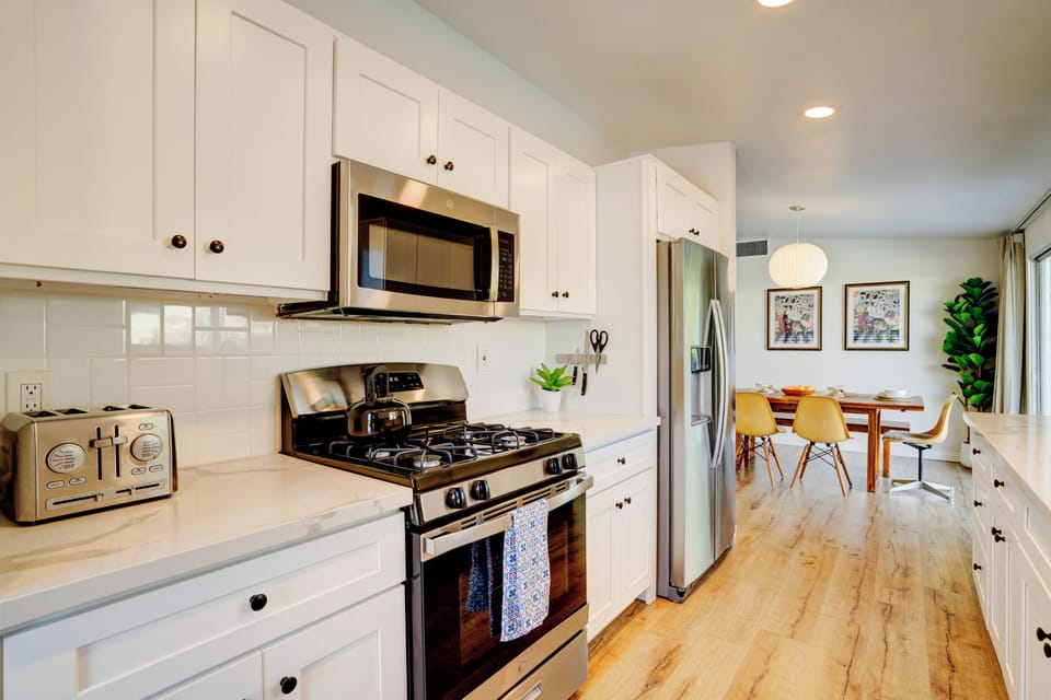 Cook, toast, and make yourself at home. ☕