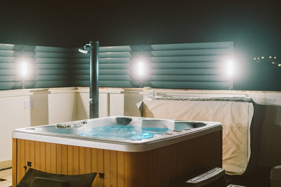 Indoor spa tub