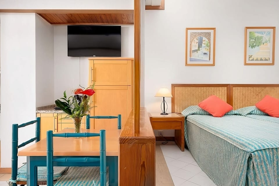Unit with Single beds and seating area