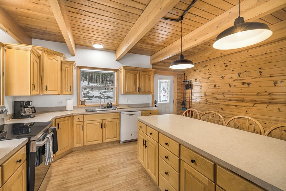 Kitchen / Entrance 
